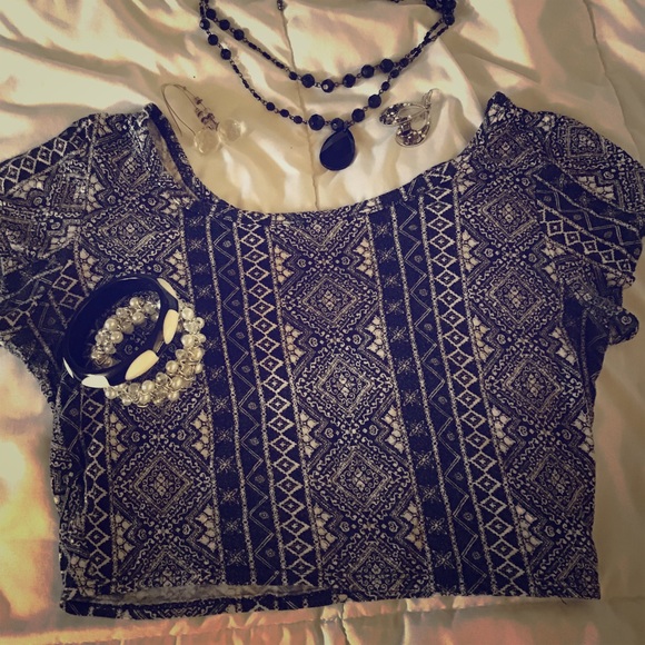 Tops - Chic black and white short sleeved crop top. Small